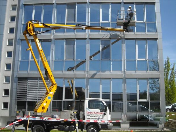 Nacelle déployée sur un immeuble administratif