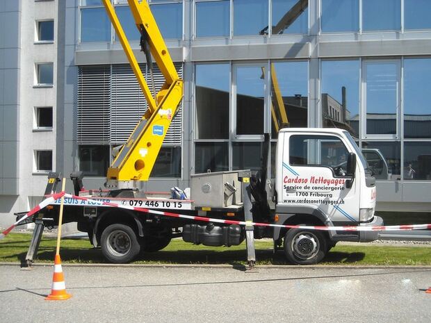 Camion-nacelle stabilisé, périmètre balisé