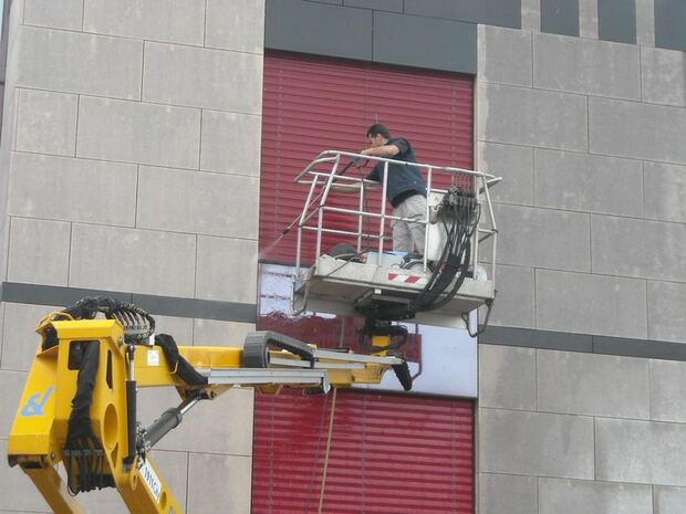 Collaborateur dans le panier de la nacelle